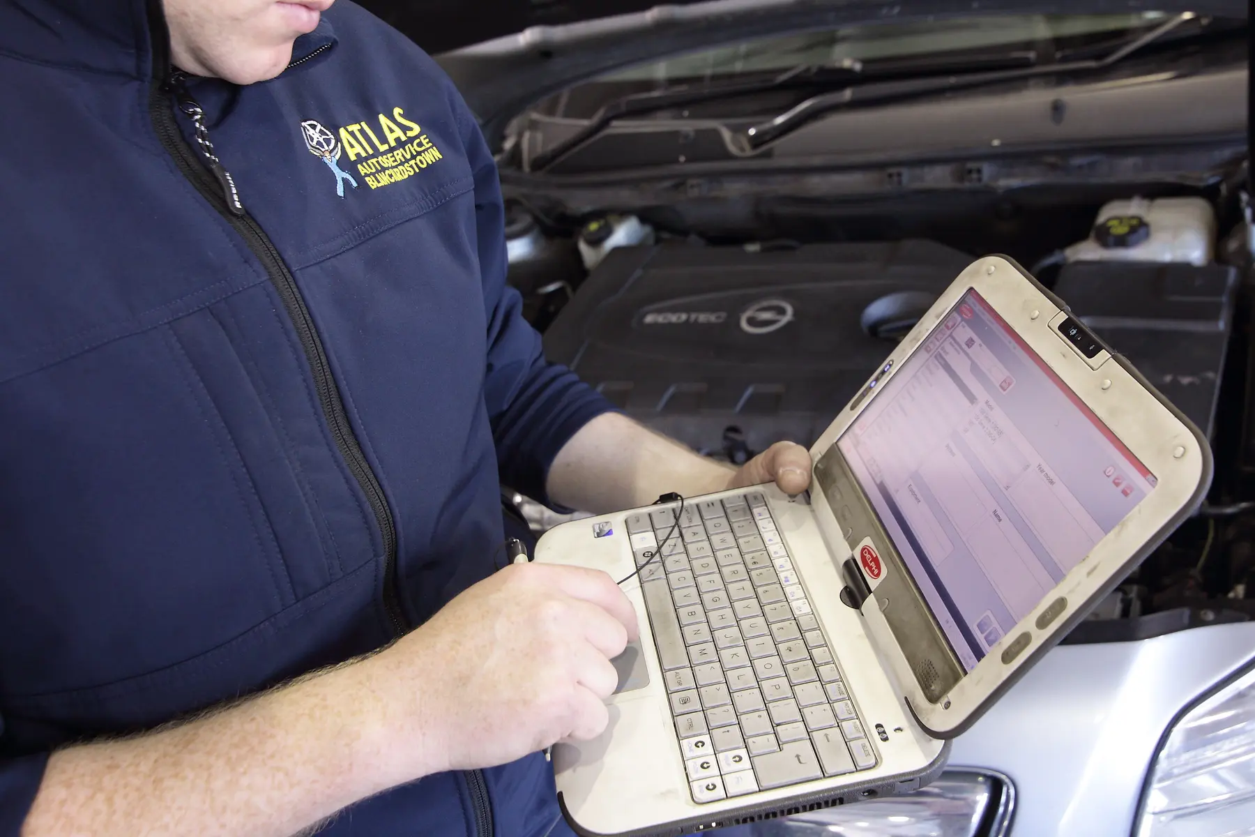 Atlas Autoservice technician using a connected diagnostic computer