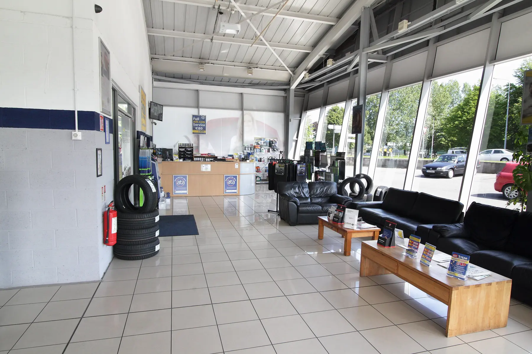 Customer reception and waiting area inside an Atlas Autoservice branch